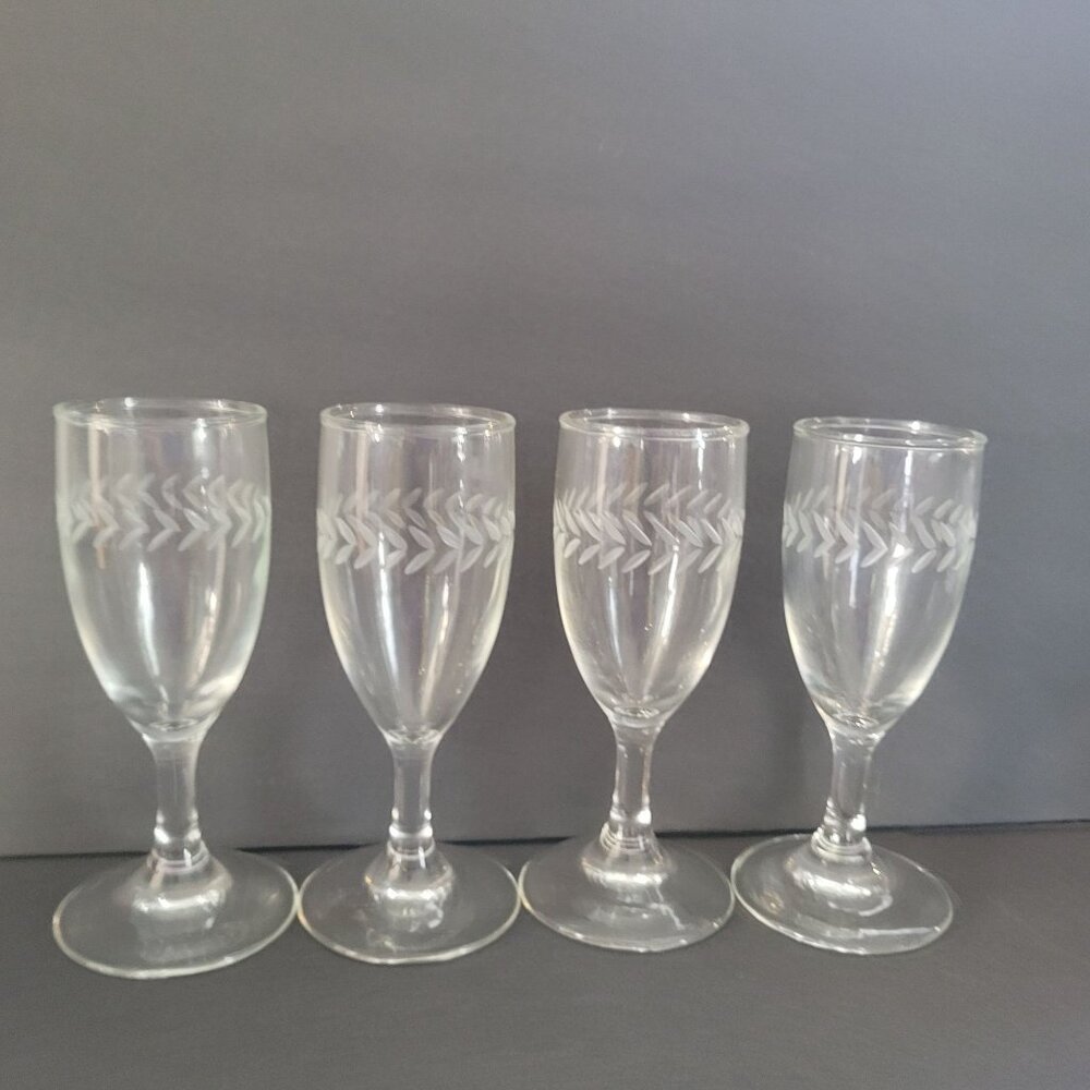 Set Of 4 Etched Glass Wine glasses Laurel LeafDesign 6" Tall Elegant Stemware